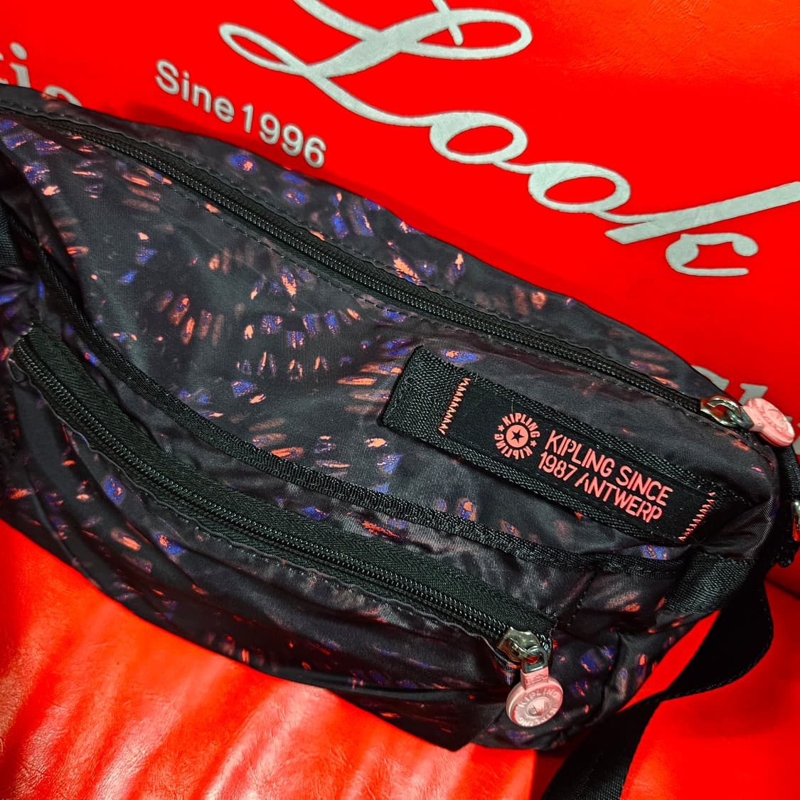 키플링(KIPLING) 핑크 몽키 레인보우 페인팅 크로스백  상품이미지4