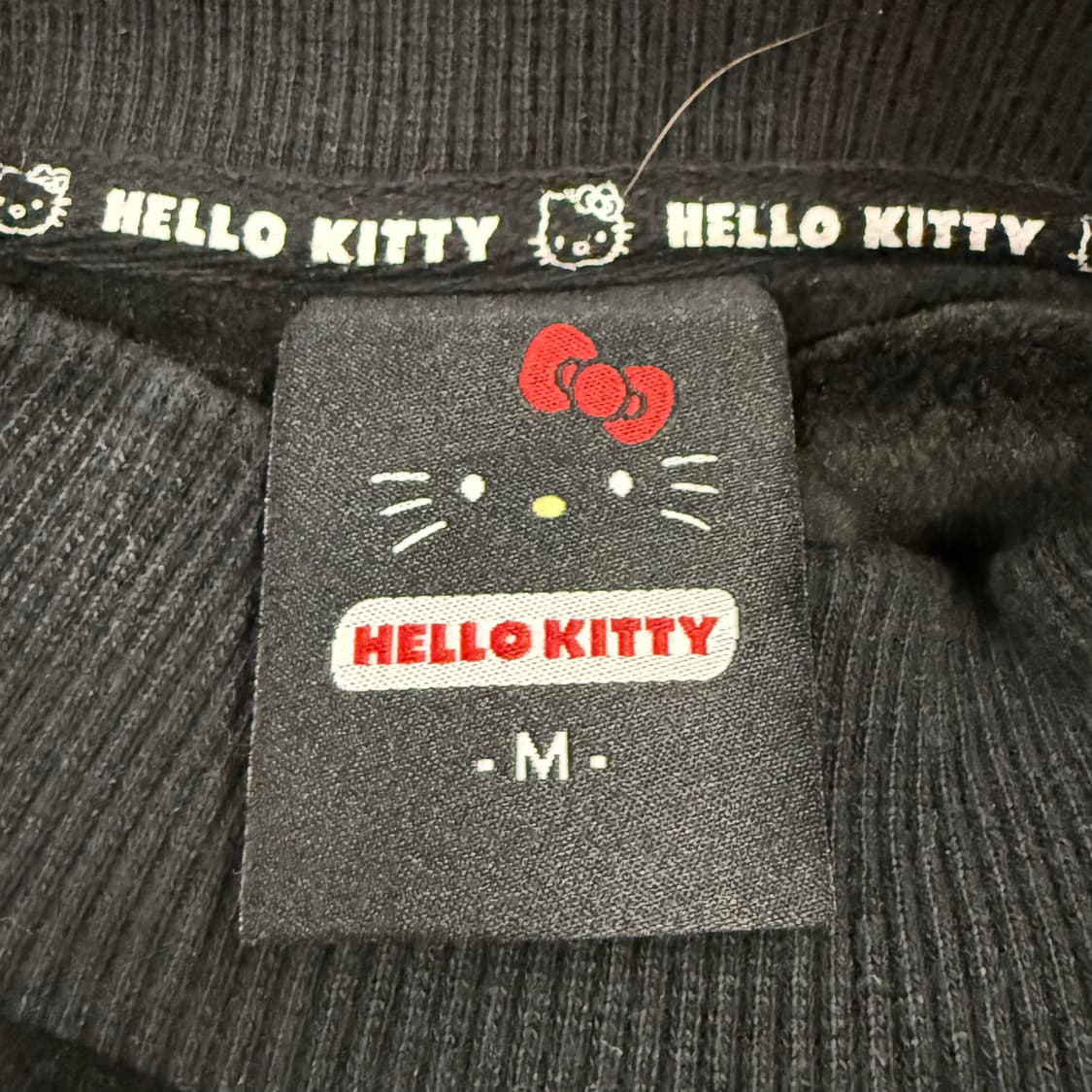 헬로 키티 벨벳 블랙 맨투맨 상품이미지5