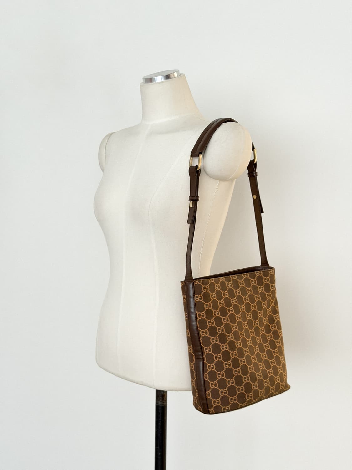 구찌 GG 캔버스 숄더백 상품이미지1