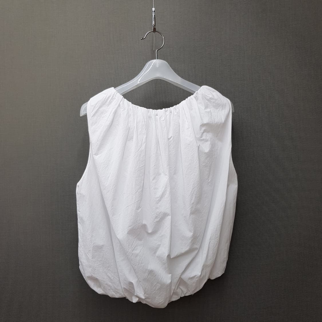 NEHERA 네헤라 2025 셔링 벌룬 슬리브리스 블라우스 36사이즈 상품이미지4