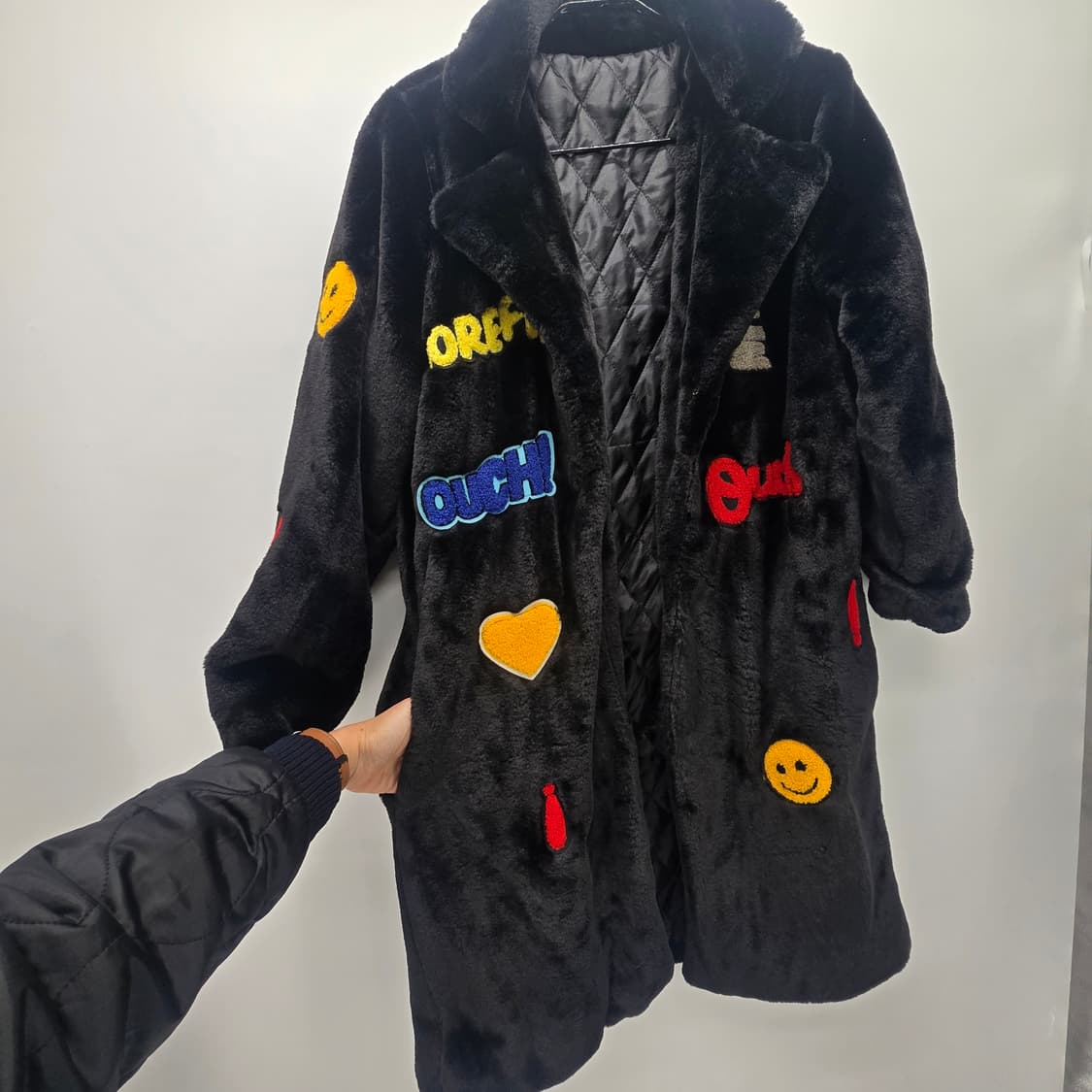 블랙 퍼 코트 패치 장식 상품이미지6