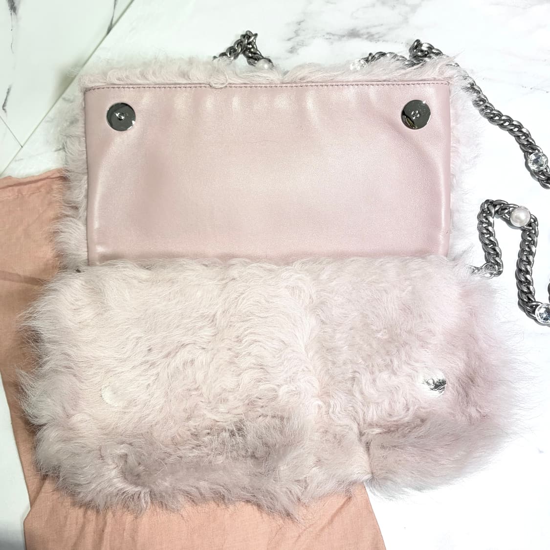 [A+ 정품] 미우미우 양털 퍼 크리스탈 체인 크로스백 상품이미지4