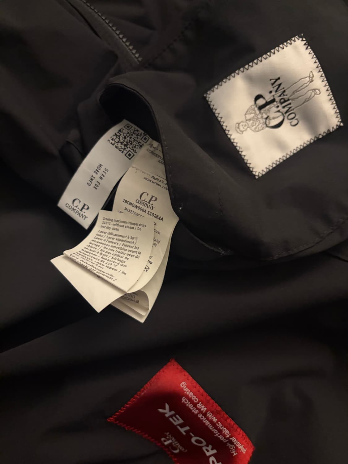 C.P. 컴퍼니 프로텍 후드 패디드 자켓 블랙 - 25FW 상품이미지4