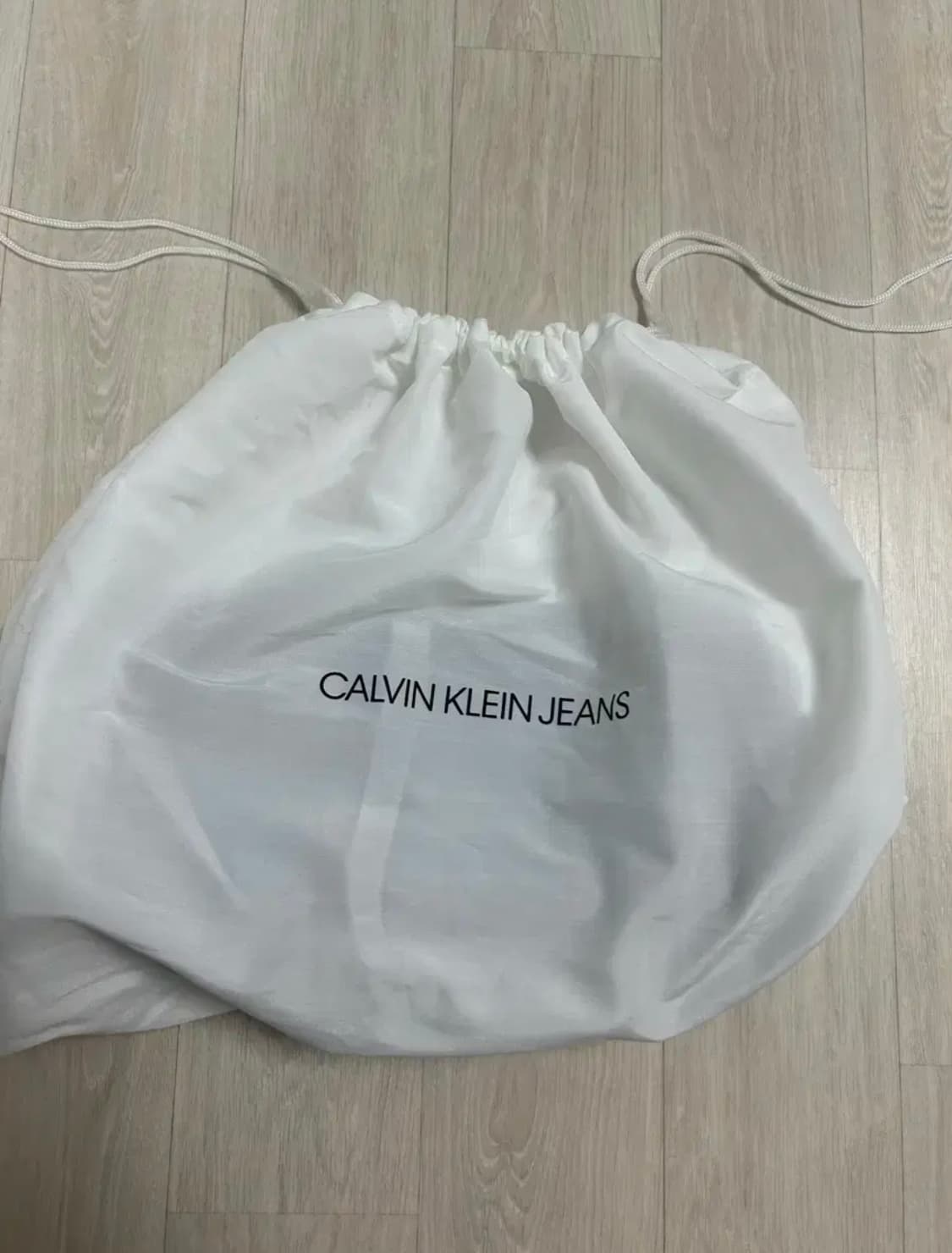 캘빈클라인 모노그램 HW 체인 클러치 상품이미지8