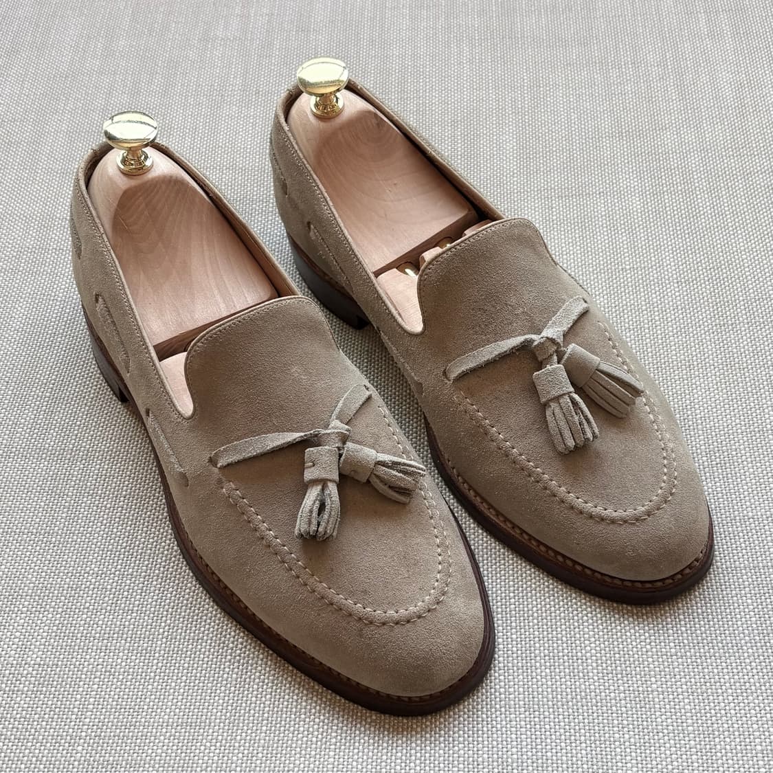 [UK6] Loake LINCOLN 샌드 스웨이드 태슬 로퍼 상품이미지1