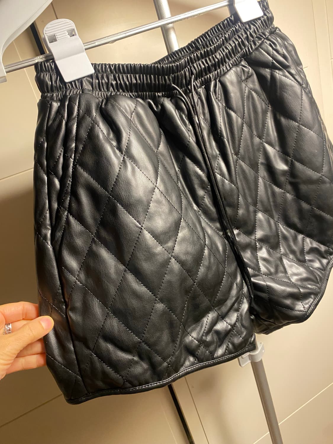 블랙 퀼팅 레더 반바지 상품이미지2