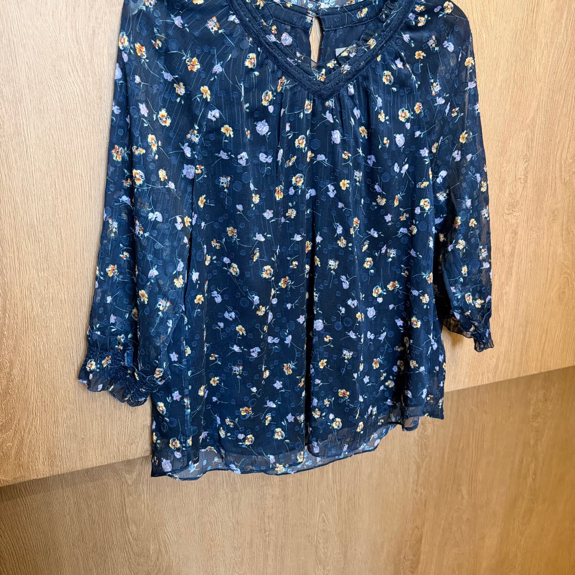 BCBG 브이넥 롱슬리브 블라우스 플라워 패턴 디테일 루즈핏 네이비 상품이미지8
