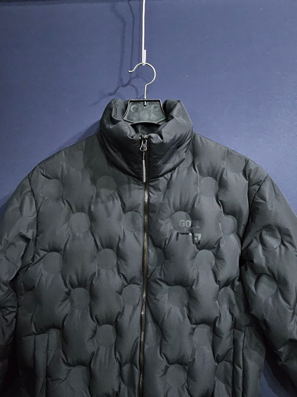 골스튜디오 엠보싱 블랙컬러 남성 세미오버핏 95 덕다운 경량패딩  상품이미지8