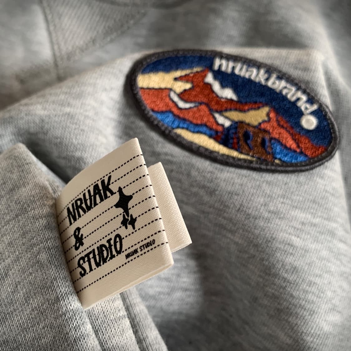 복고풍 자수 기모 맨투맨 (2color) 상품이미지4