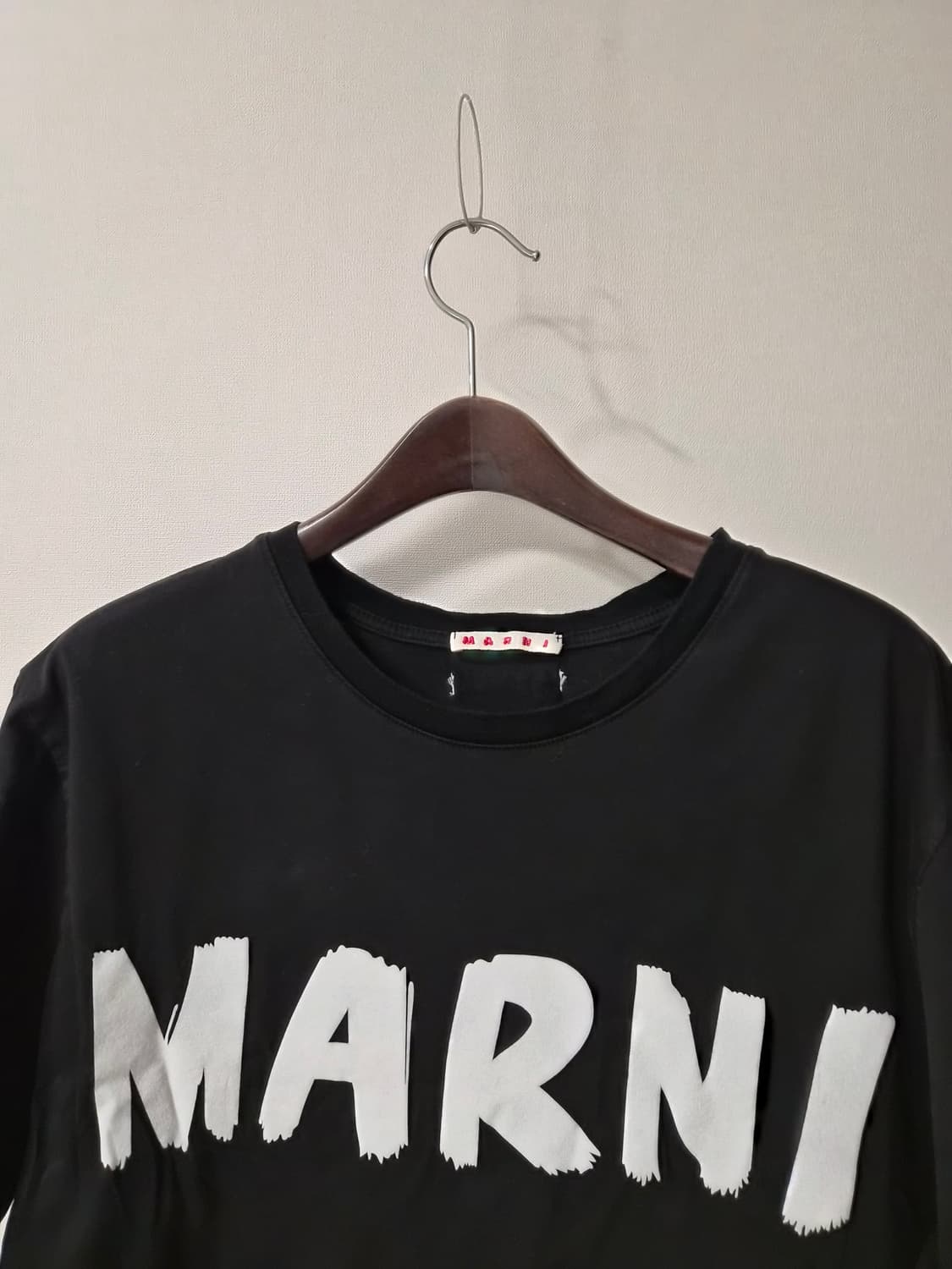마르니(MARNI) 블랙 로고 반팔 티셔츠] 상품이미지2
