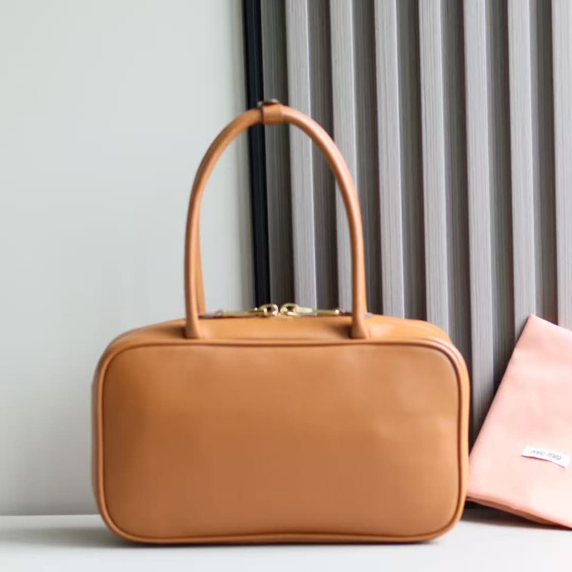 미우 미우 가죽 탑 핸들백 코냑 상품이미지2