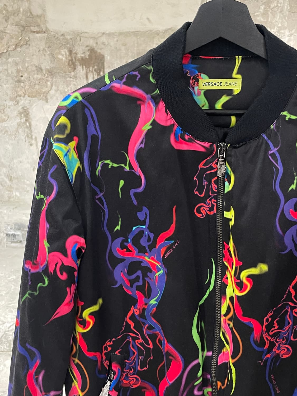 베르사체 진스 블랙 네온 스모크 봄버 자켓 상품이미지2