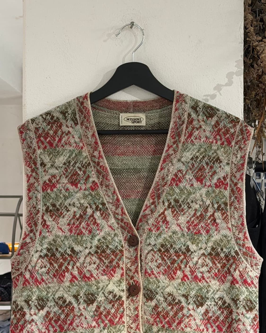 미쏘니 스포츠 그린 레드 배색 페턴 브이넥 니트 베스트 상품이미지4