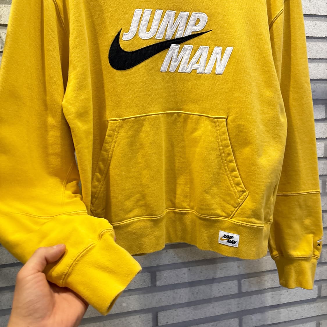 NIKE 나이키 에어조던 점프맨 로고 스웻셔츠 캥거루포켓 디테일 옐로우 상품이미지5