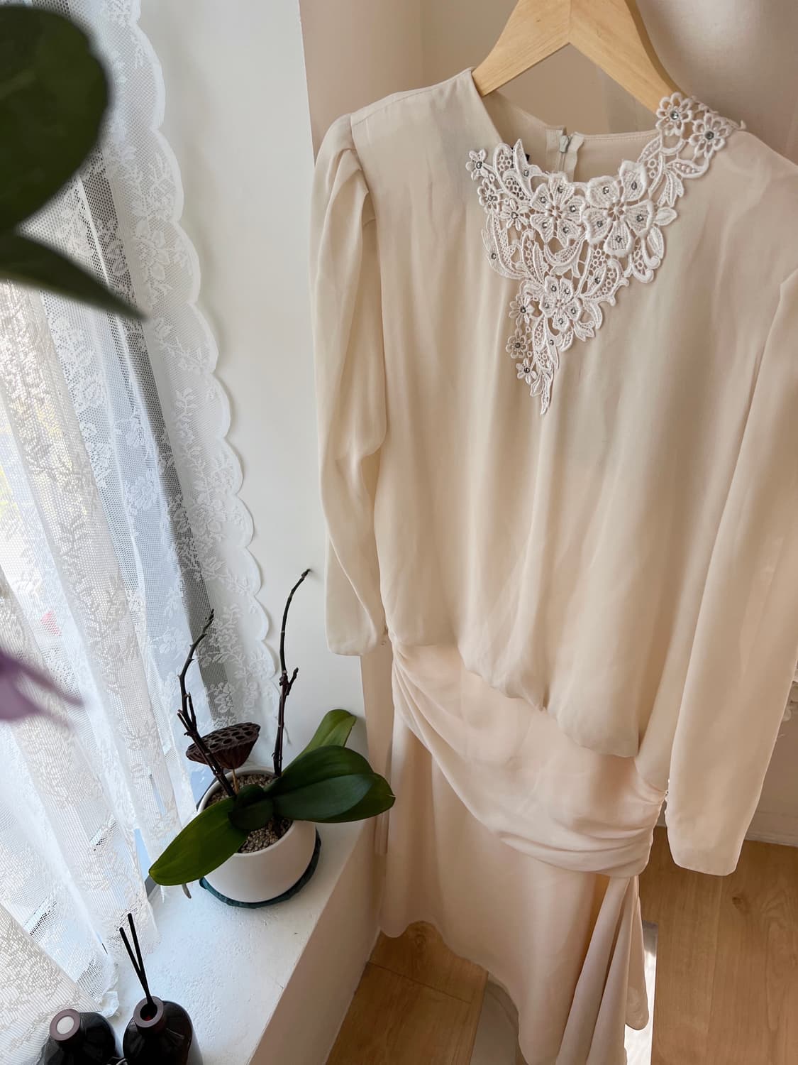 언발 레이스 넥 허리셔링 쉬폰 롱 원피스 상품이미지2