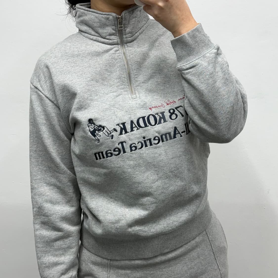 [XS] 코닥 그레이 반집업 상품이미지1