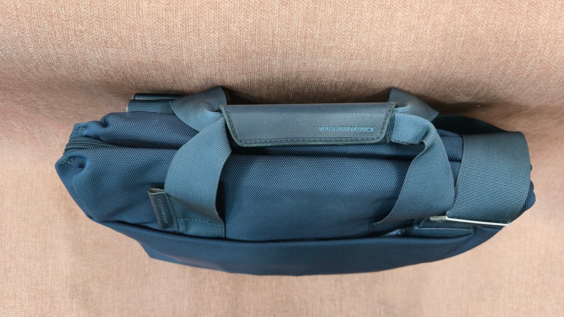 만다리나덕 네이비 컬러 패브릭 노트북 브리프케이스 상품이미지3