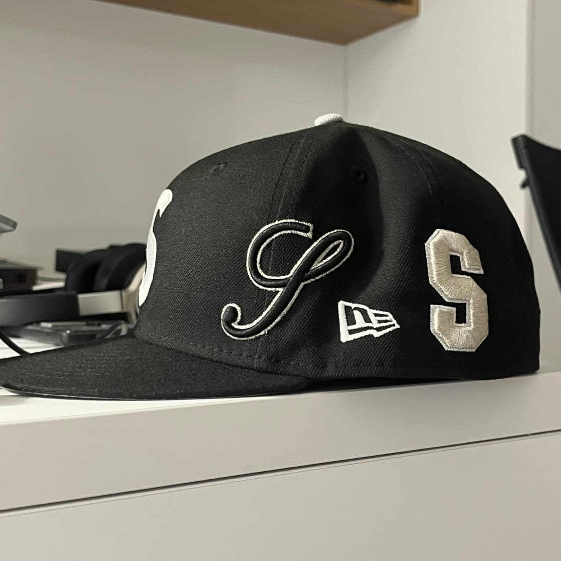 슈프림 뉴에라 멀티 s 로고 블랙 25ss 상품이미지5