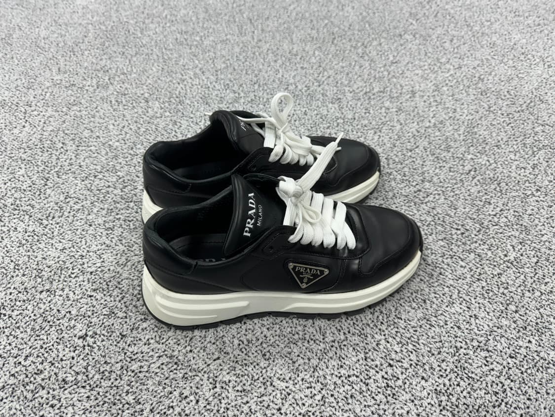 [새상품급] 프라다 프락스 삼각로고 레더 스니커즈 상품이미지1