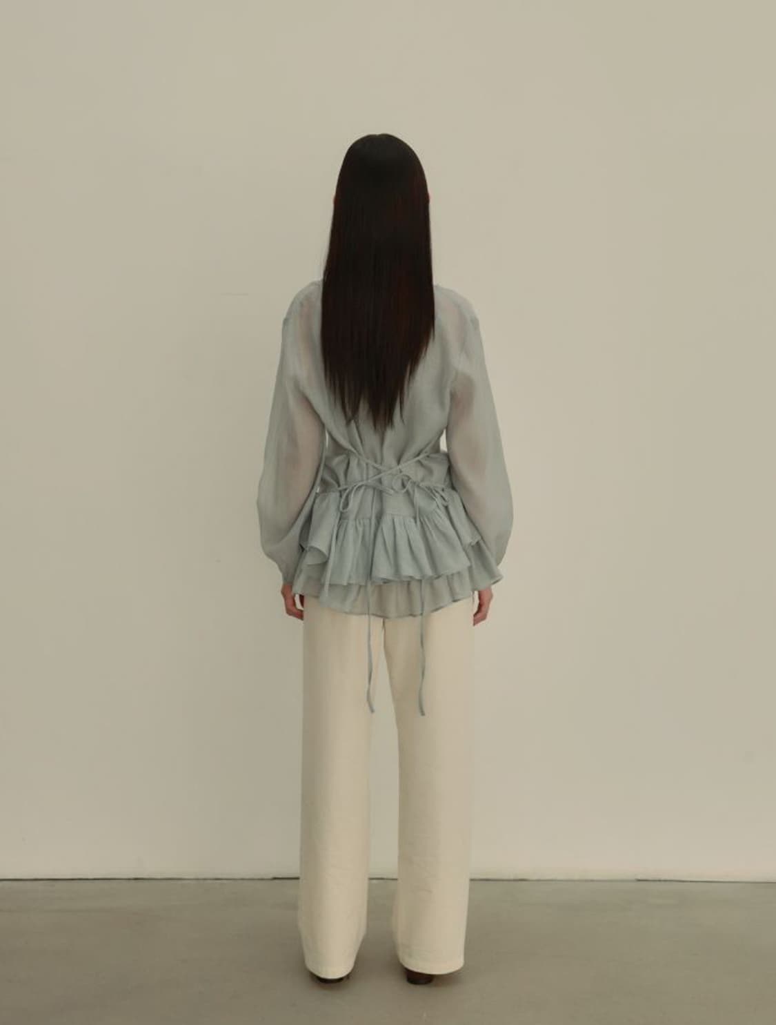 아우로 프릴 블라우스 셋업 페일블루 상품이미지5