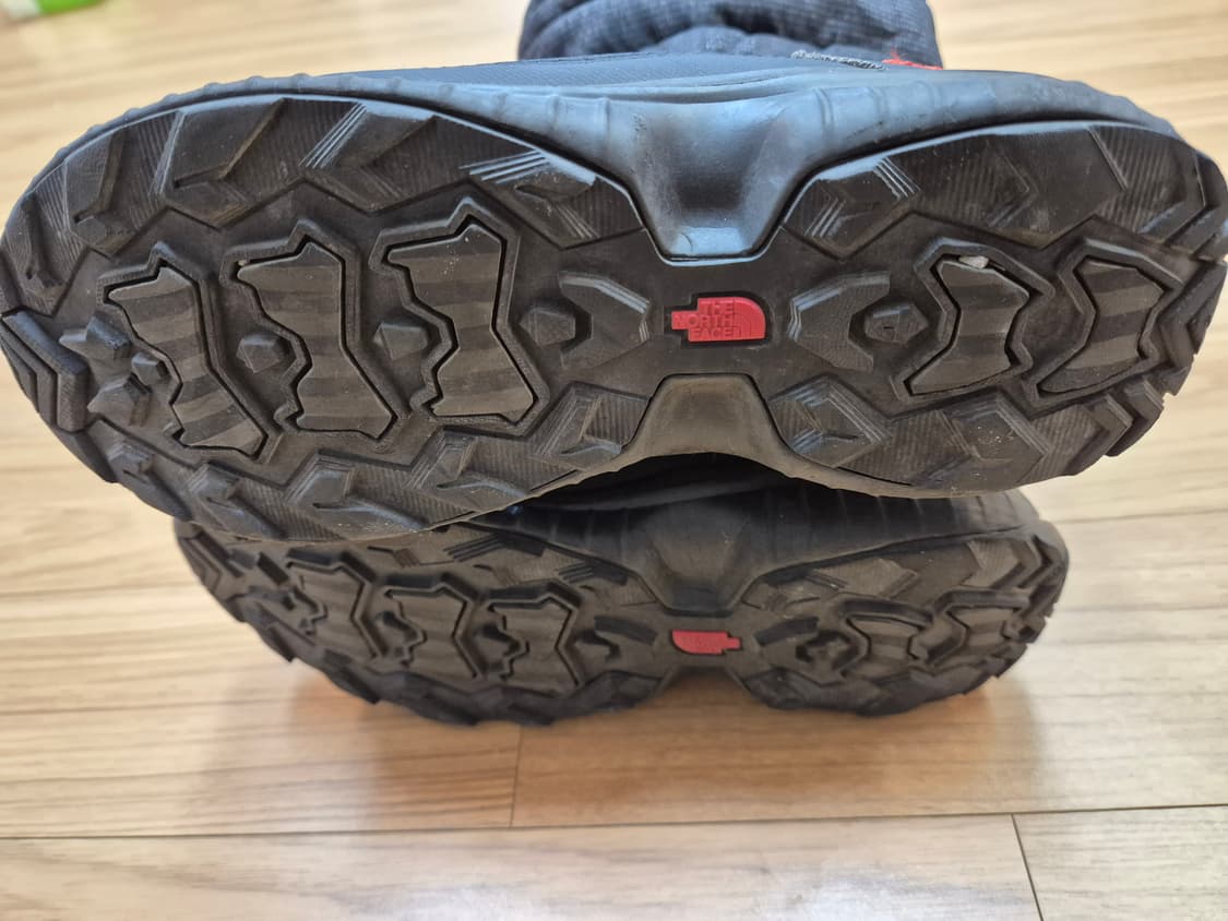 210mm 사이즈 노스페이스 키즈 패딩 부츠 블랙 색상입니다. 옆에 지퍼 상품이미지3