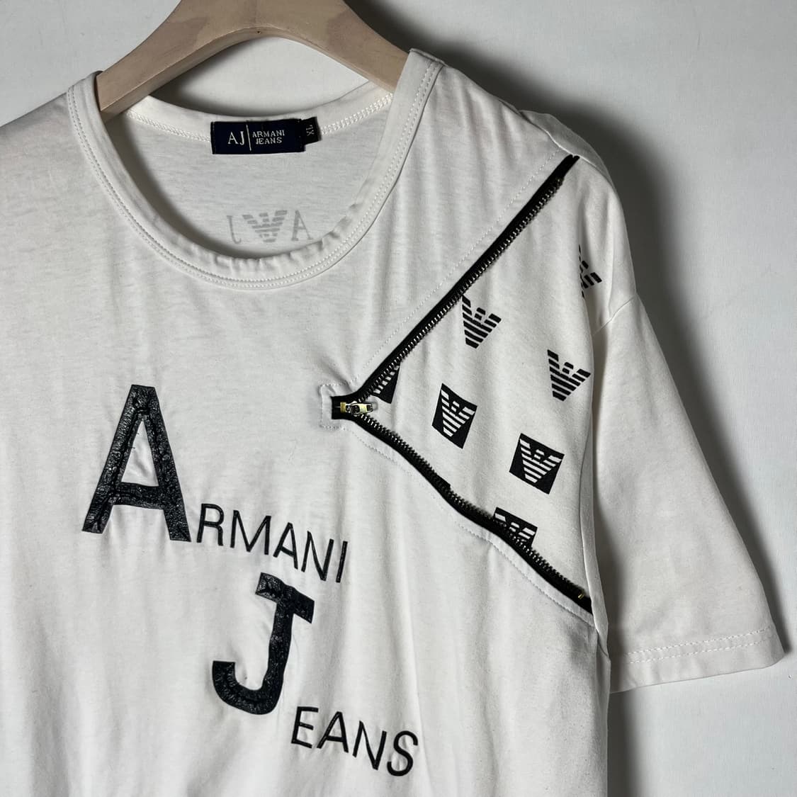 [Armani Jeans] 아르마니 입체 로고 지퍼 티셔츠 상품이미지3