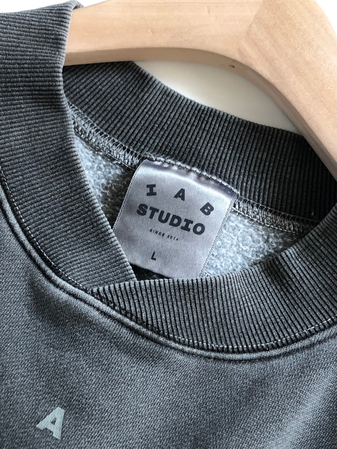 IAB STUDIO 아이앱 스튜디오 차콜 컬러 맨투맨 상품이미지7