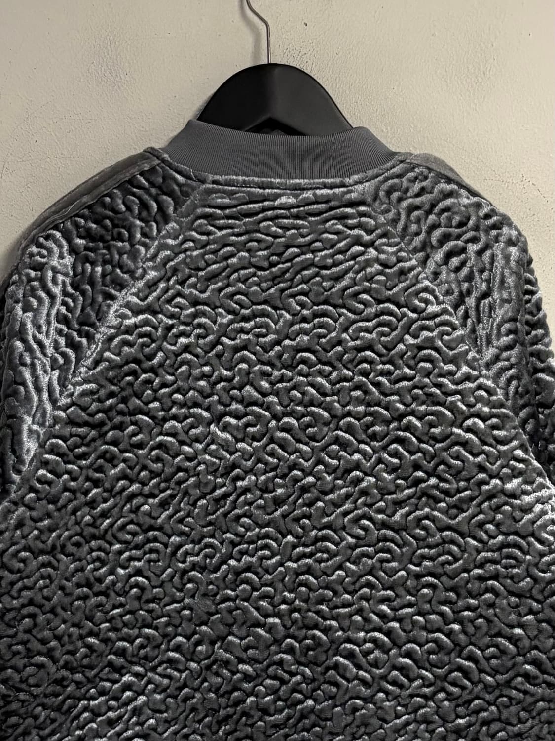 GUESS embossed velvet bomber jacket 상품이미지5