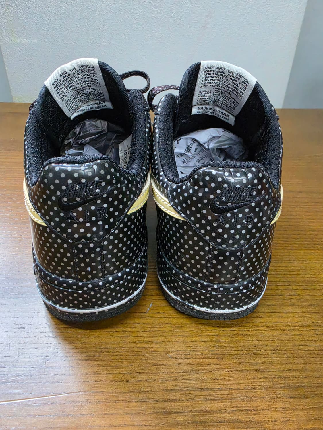 나이키 에어포스1 로우 블랙 도트 골드 스우시 상품이미지5