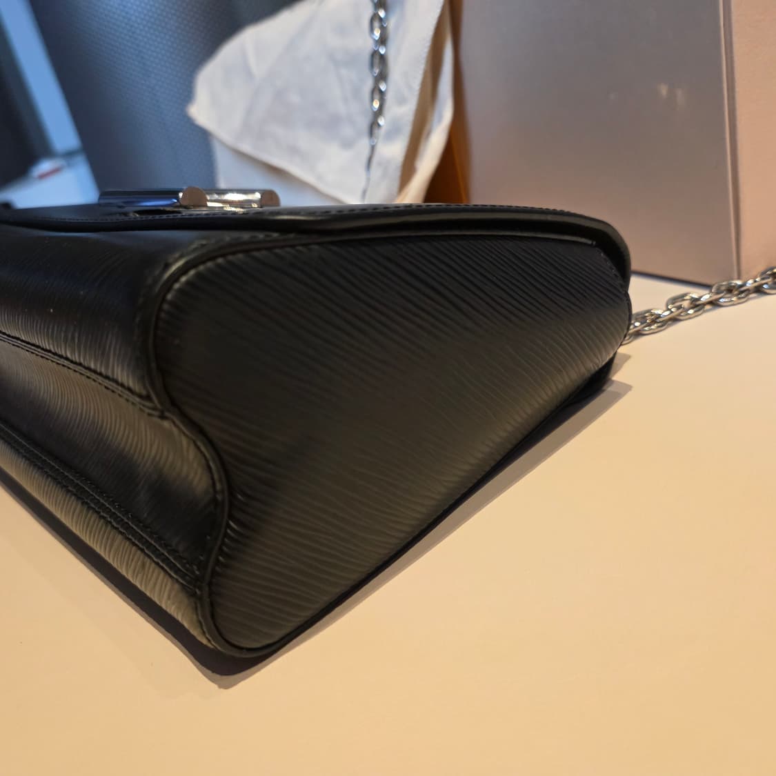 루이비통 트위스트 MM 블랙 에피 가죽 은장 상품이미지5