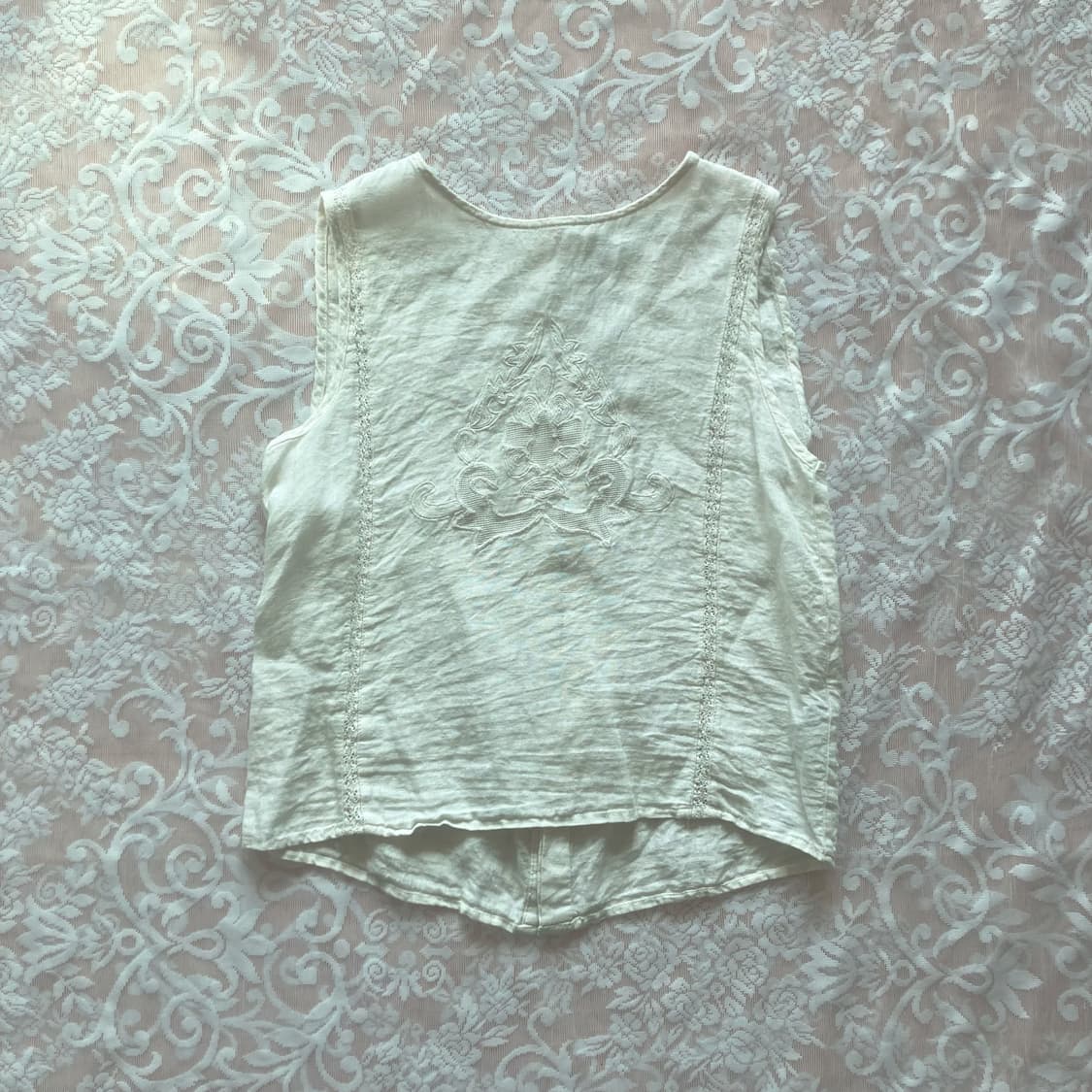 Embroidery sleeveless blouse 상품이미지1