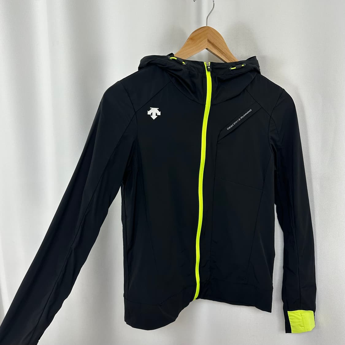  데상트 여자 런닝 후드 집업자켓 검정 85 상품이미지3