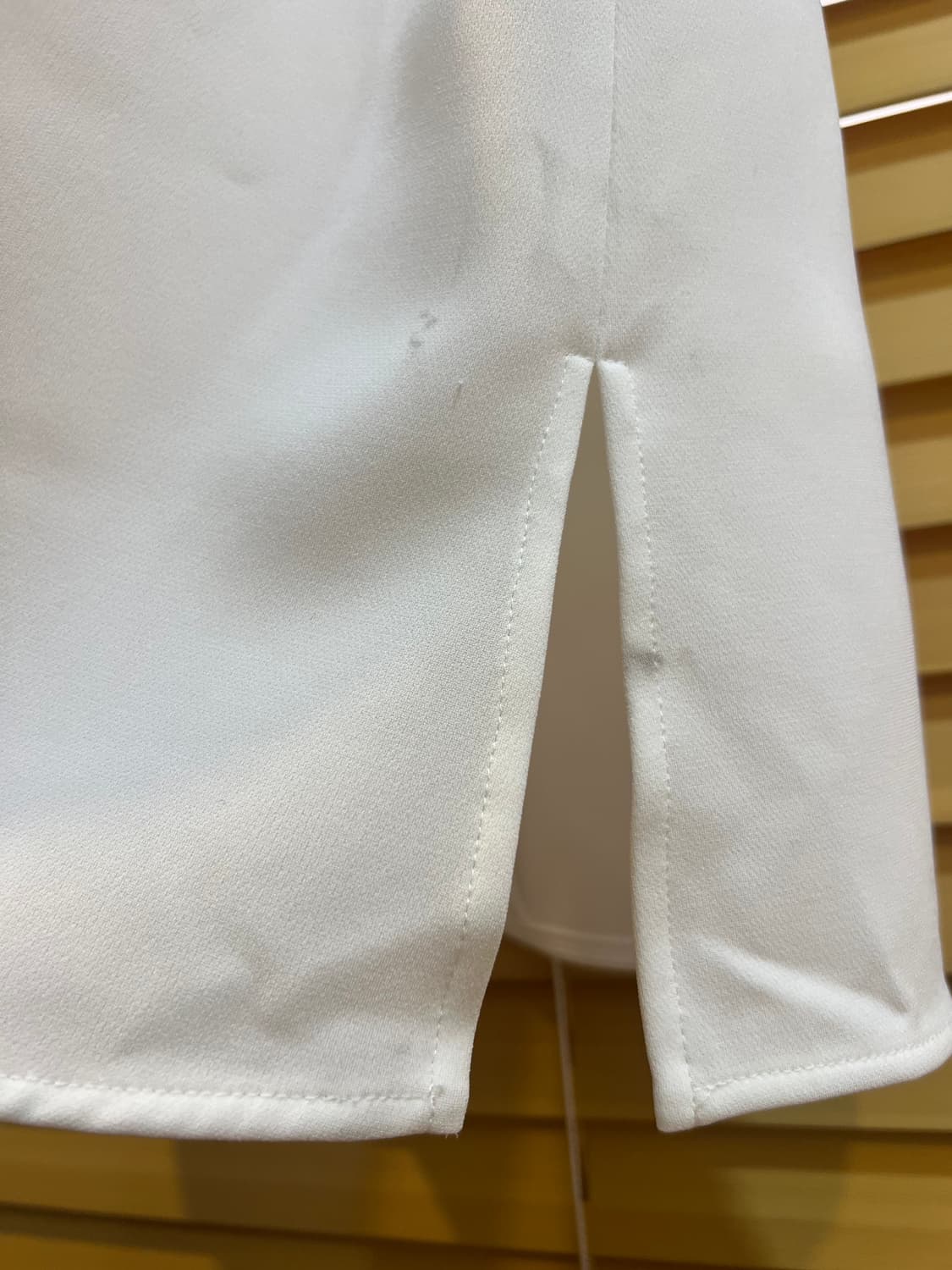 띠어리 여성 아이보리 하이넥 슬리브리스 블라우스 상품이미지8