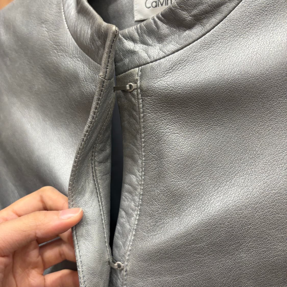 캘빈클라인 레더 자켓 밴드 카라 지퍼 여밈 디테일 실버 상품이미지5