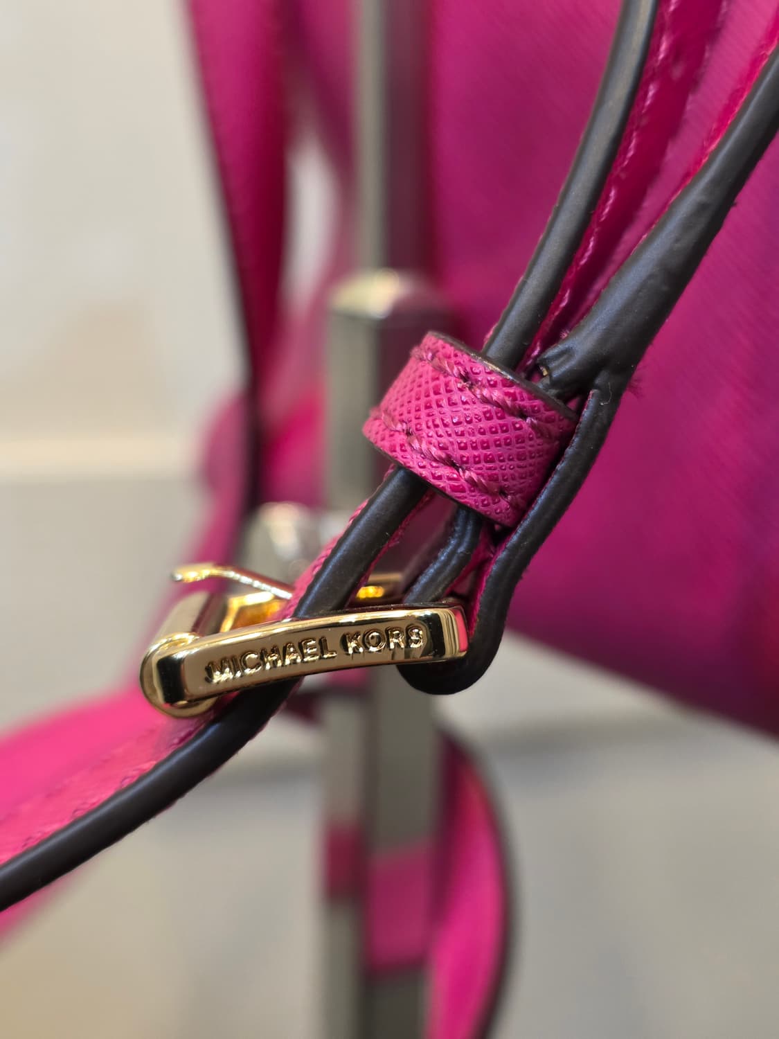 마이클코어스 신시아  스몰 푸시아 사첼백 상품이미지5