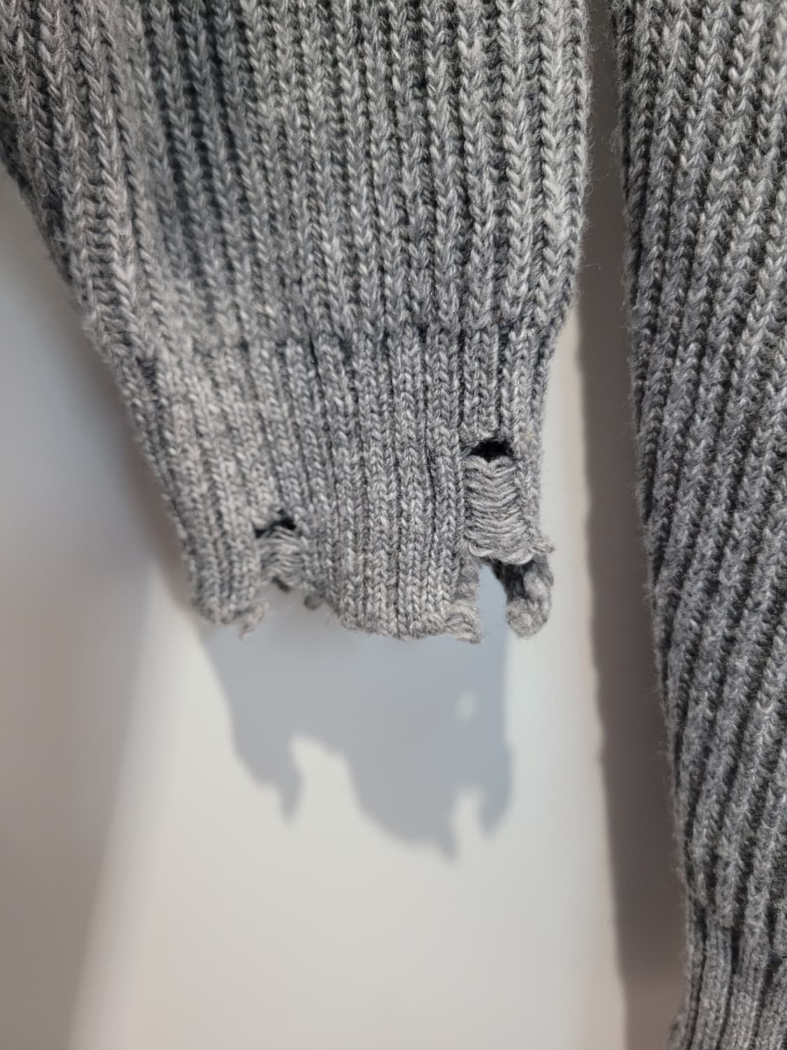 우알롱 브이넥 데미지 니트 그레이 S사이즈 상품이미지6