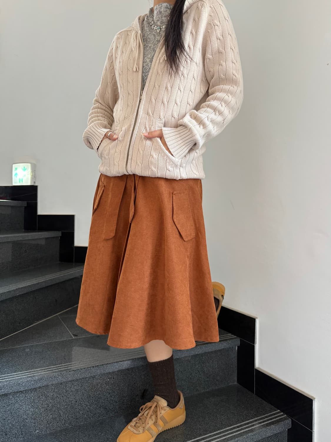 벨티드 포켓 브라운 미디스커트 상품이미지1