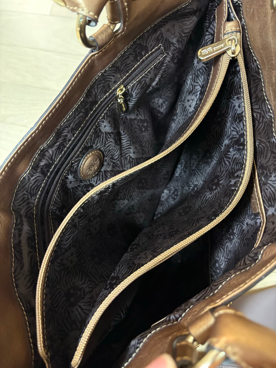 앤클라인 사자 스터드 토트백 상품이미지4