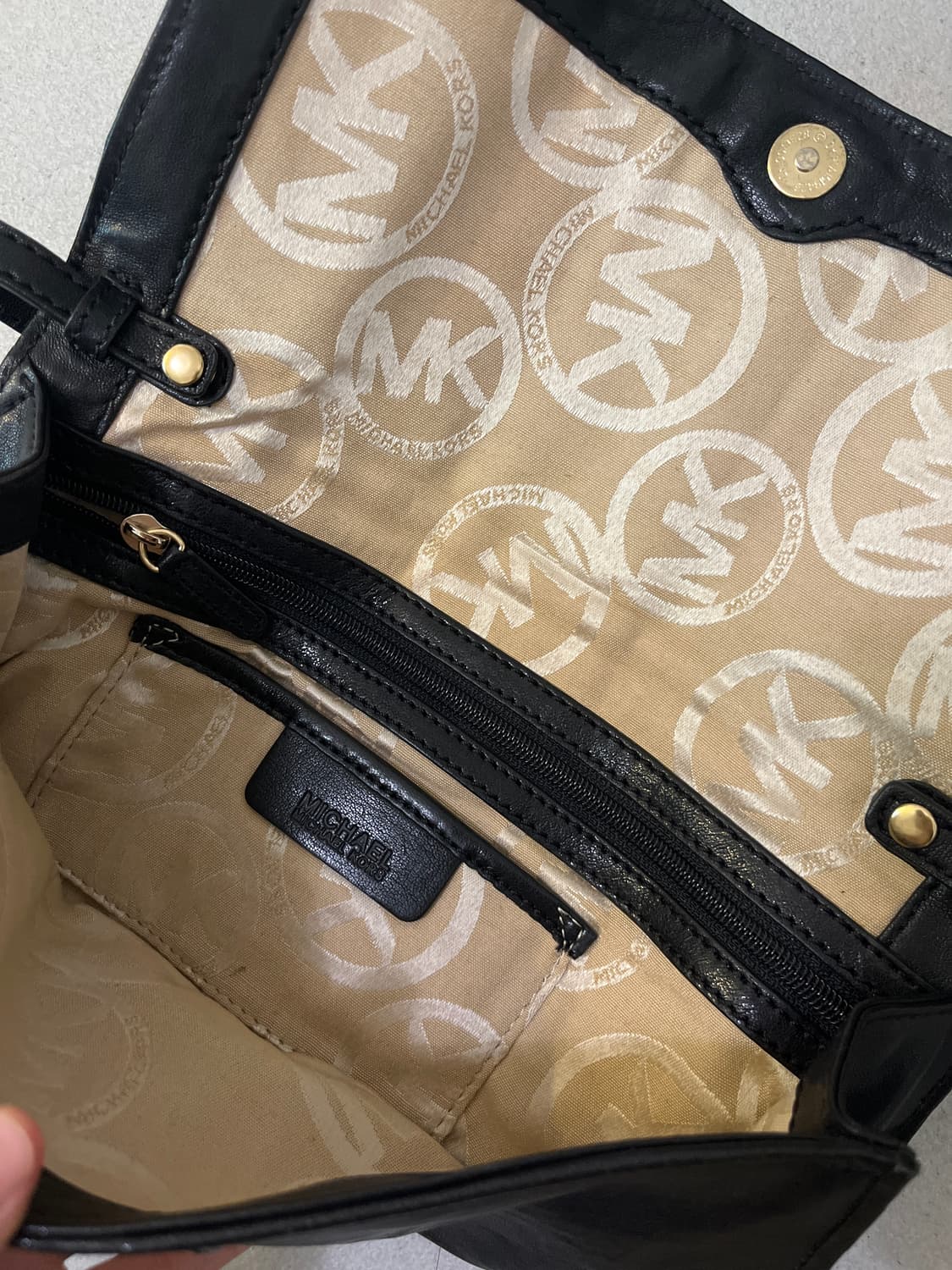 Michael Kors Studded Leather Bag 상품이미지2