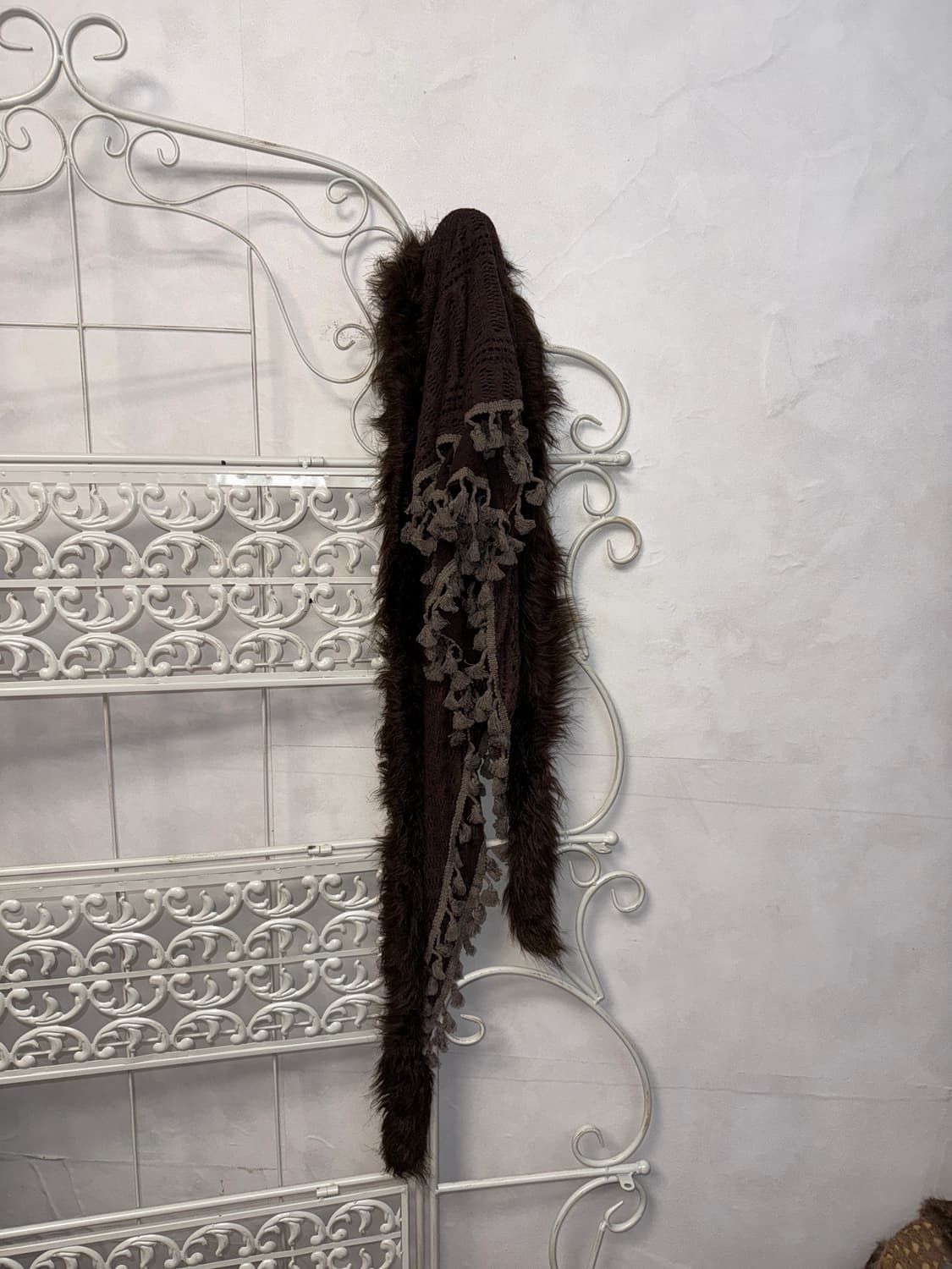 Dark brown fur trimmed tassel knit 머플러 상품이미지4