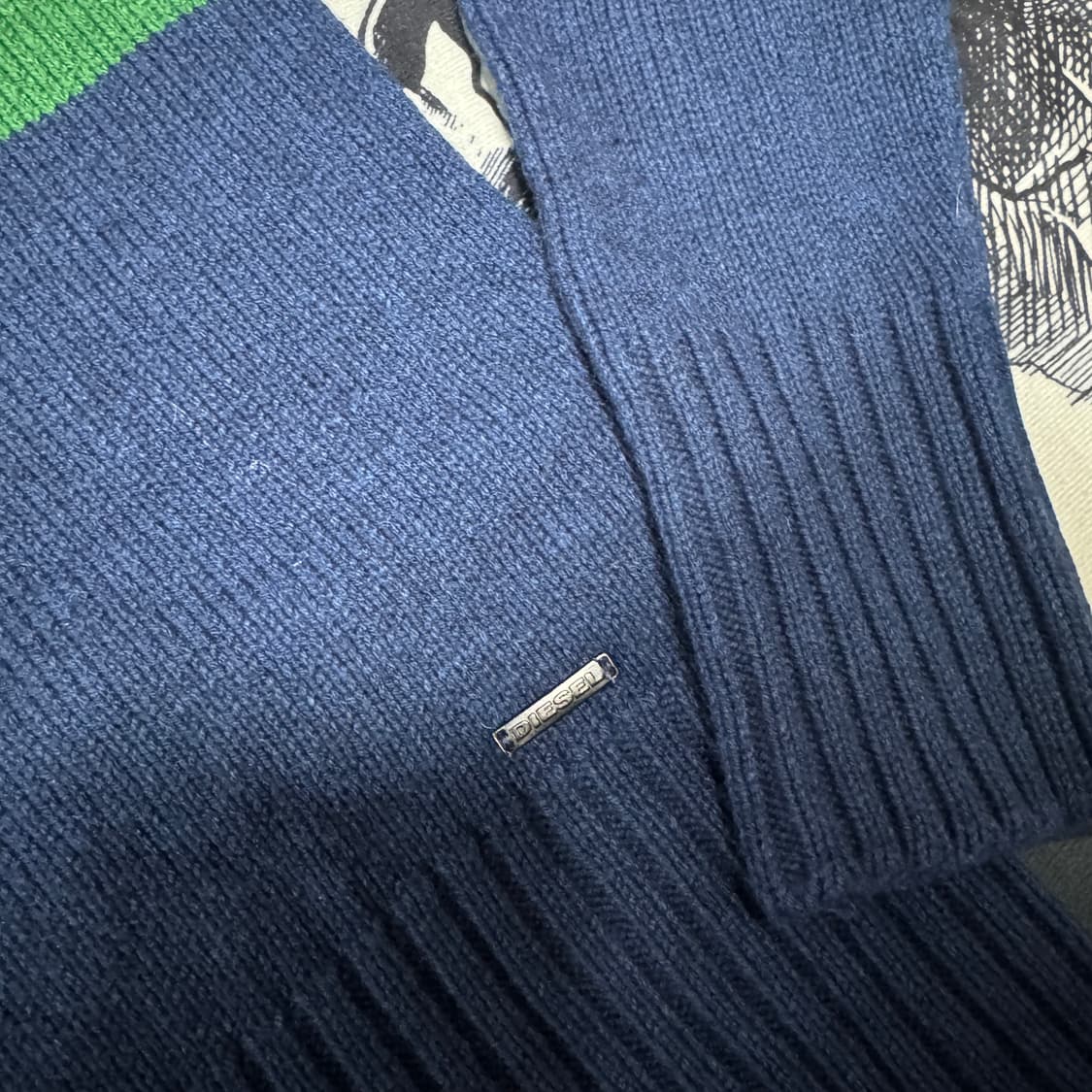 디젤 브이넥 버진울 니트  S사이즈 상품이미지3