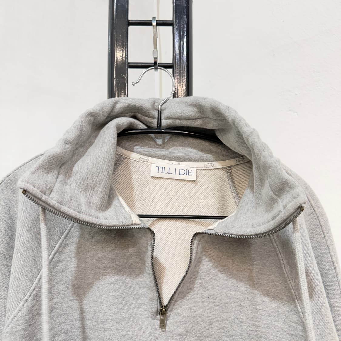 틸아이다이 그레이 하이넥맨투맨 스웻셔츠 3926 상품이미지2