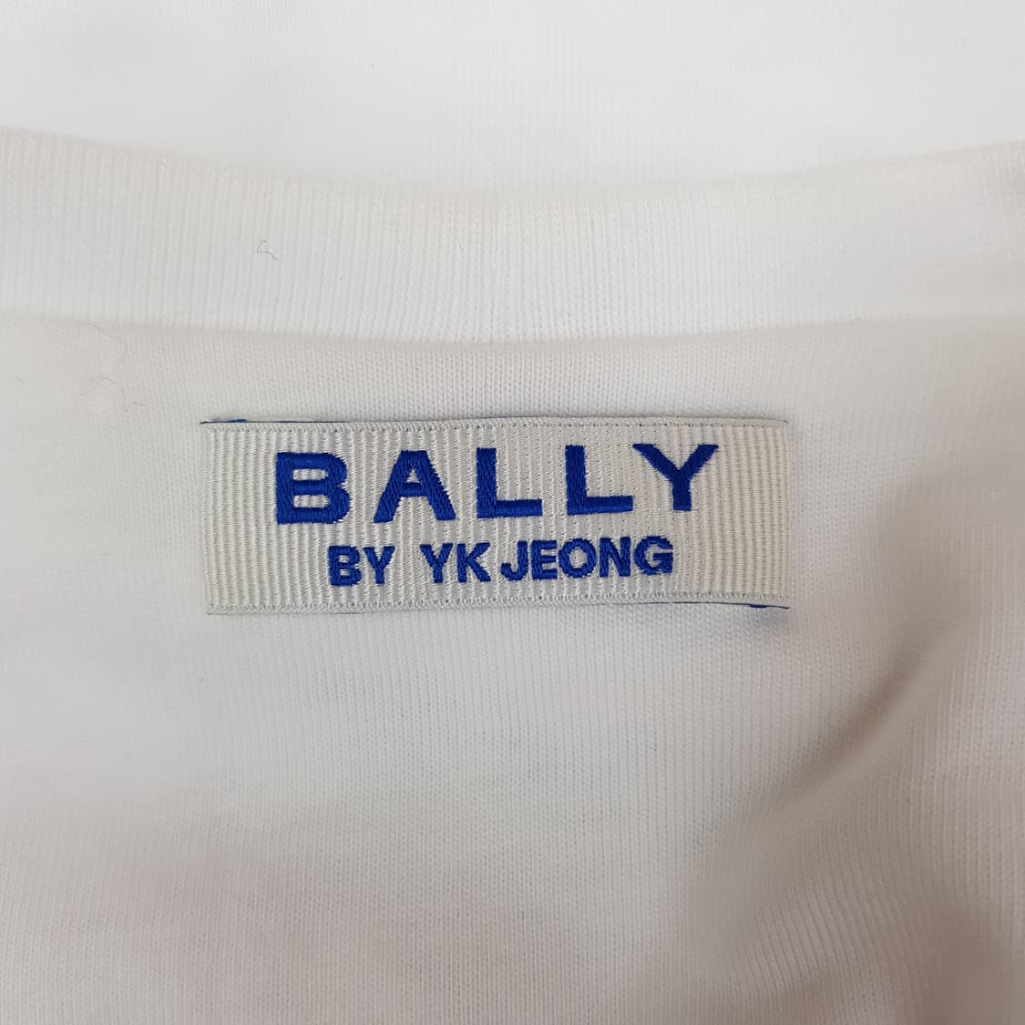 발리 2024 엠블런 프린트 티셔츠 XXS사이즈 상품이미지6