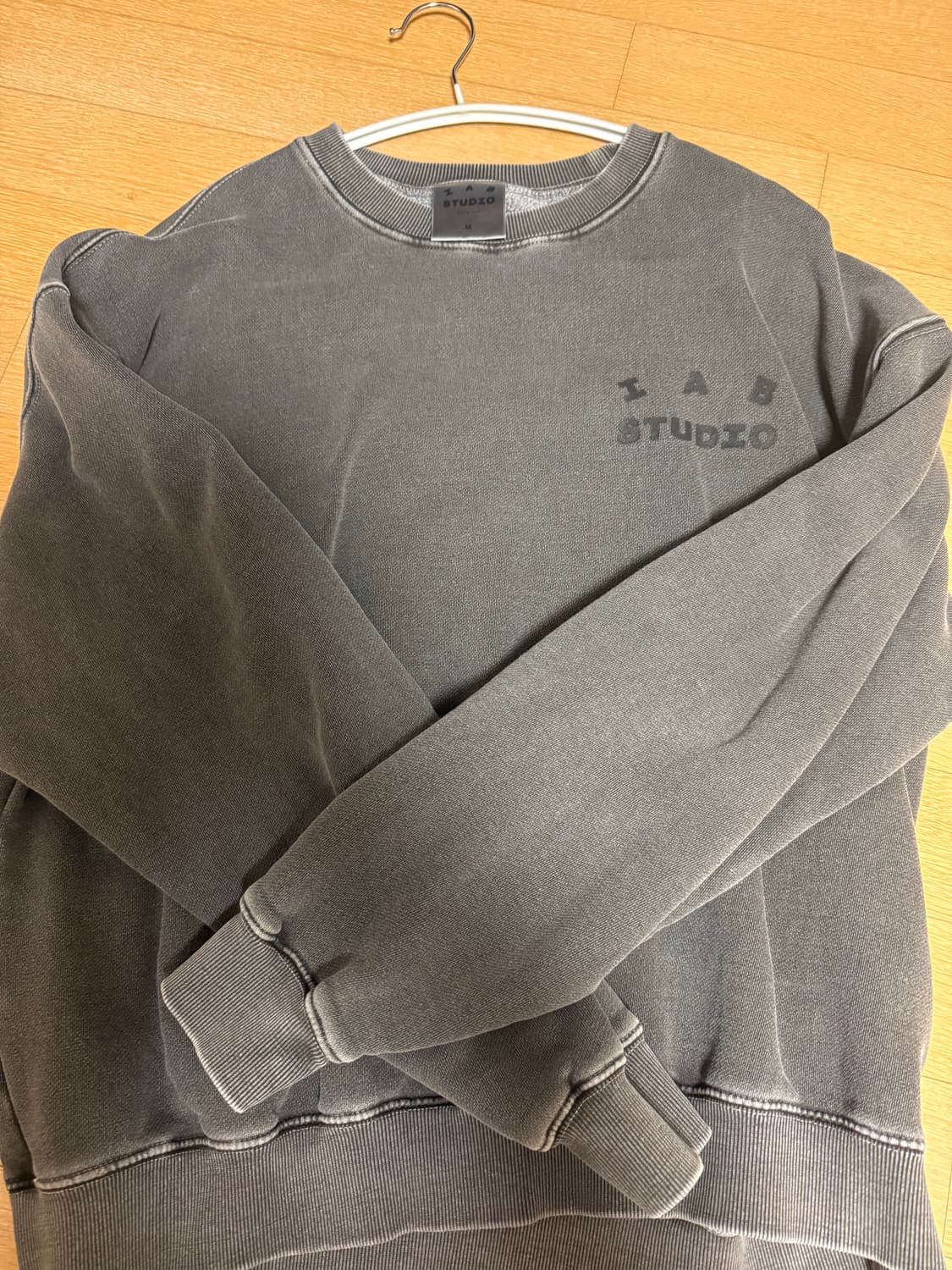 아이앱 스튜디오 피그먼트 스웨트셔츠 블랙 상품이미지1