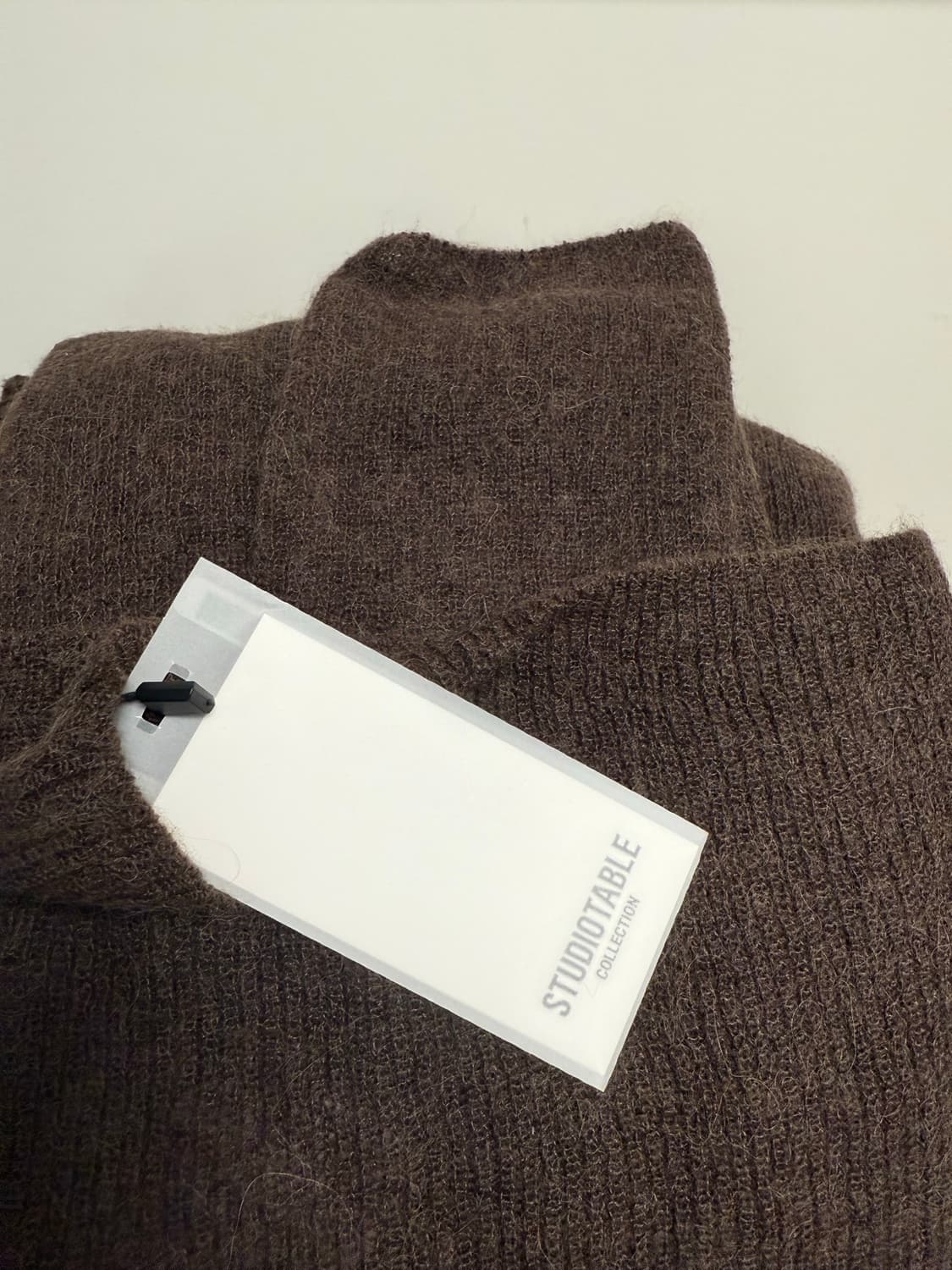 스튜디오테이블 오프숄더 니트 상품이미지4