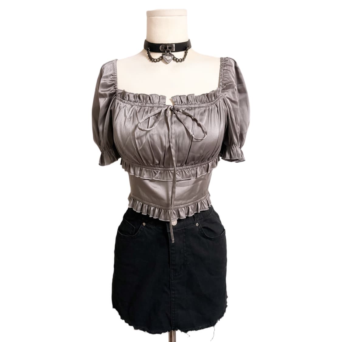 페일제이드 새틴 그레이 프릴탑 리본 포인트 데님 블랙 스커트 코디세트 상품이미지1