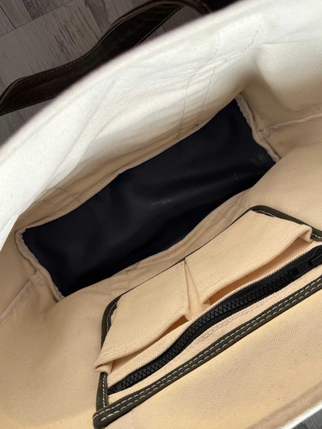 마지언타이틀 캔버스 토트백 올리브/에크루 상품이미지3