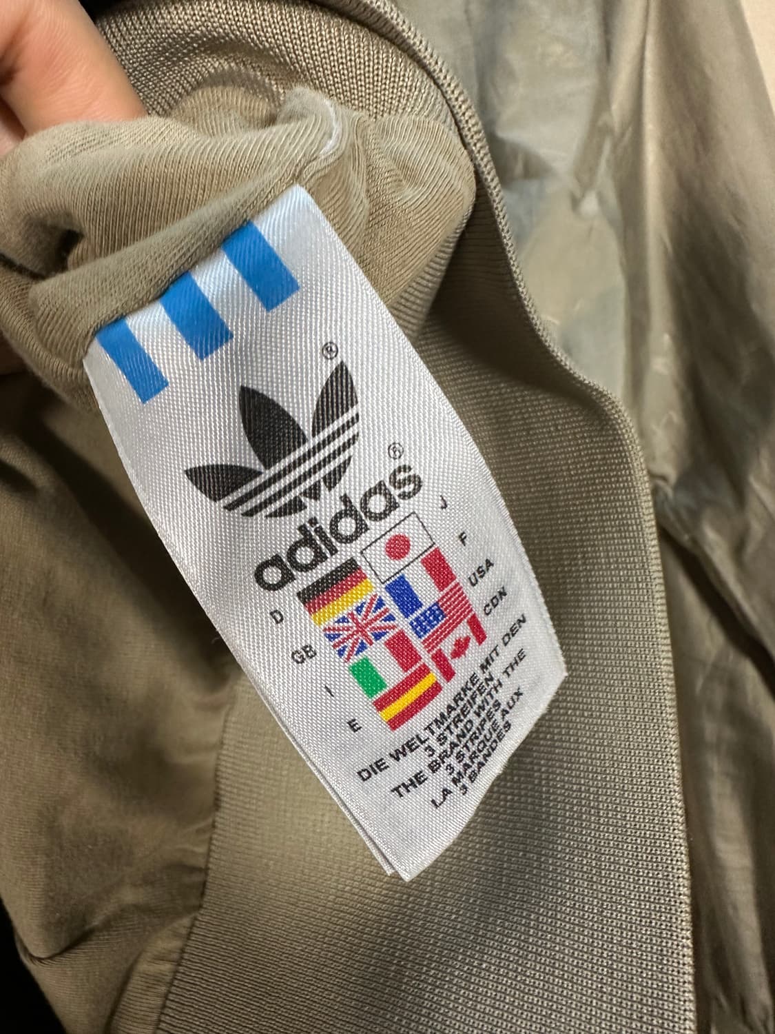 아디다스 올드스쿨 카키올리브 대장 바람막이 처분  상품이미지4