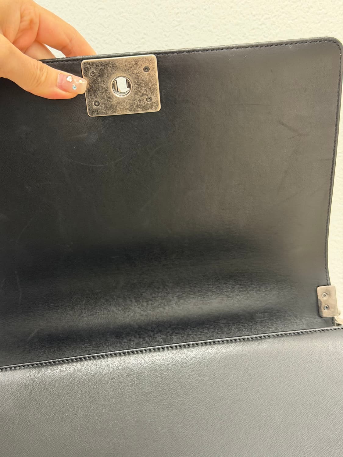 샤넬 보이백 라지 (뉴미듐) 블랙 은장 풀박스 19번대 상품이미지4