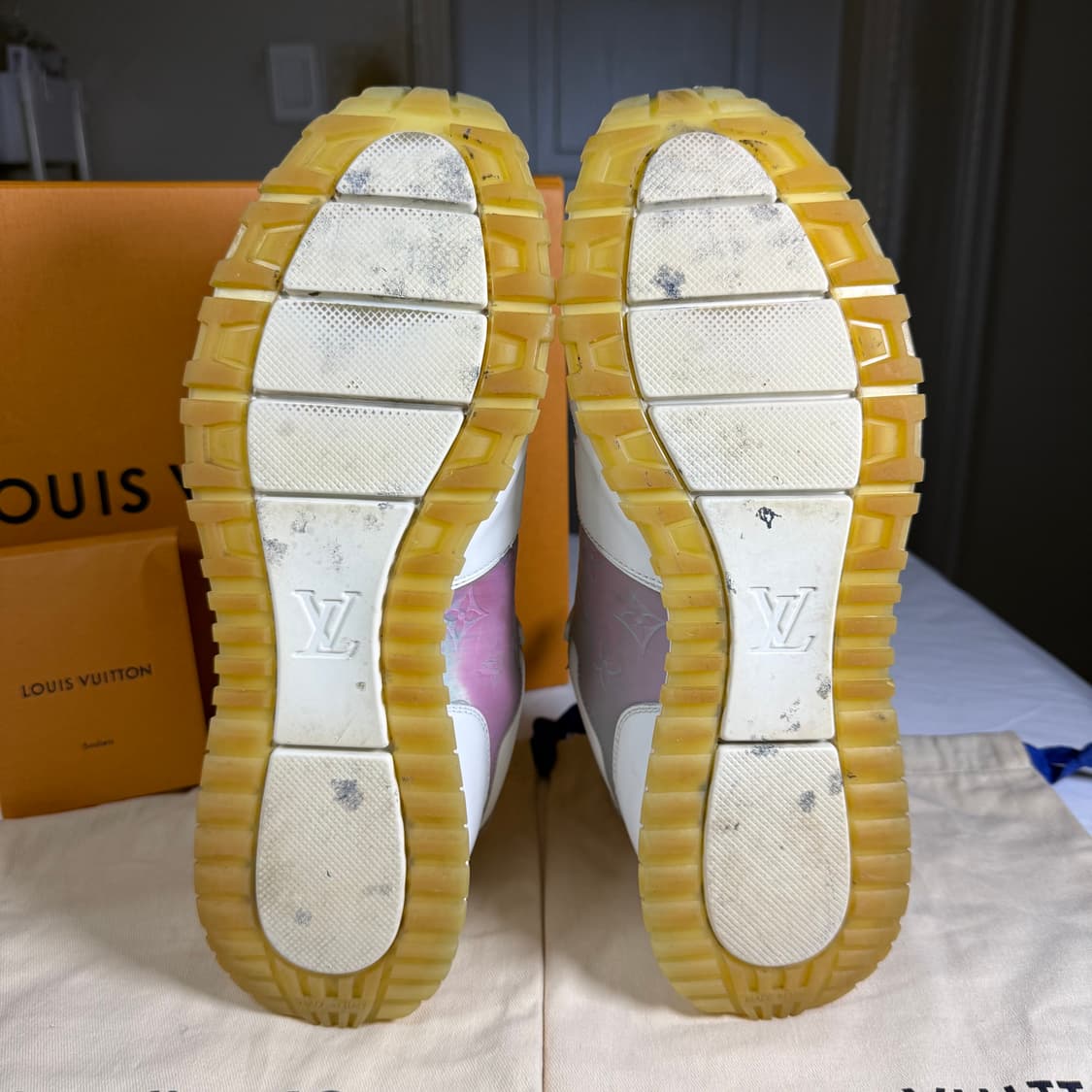 루이비통 프리즘 모노그램 런어웨이 스니커즈 상품이미지9